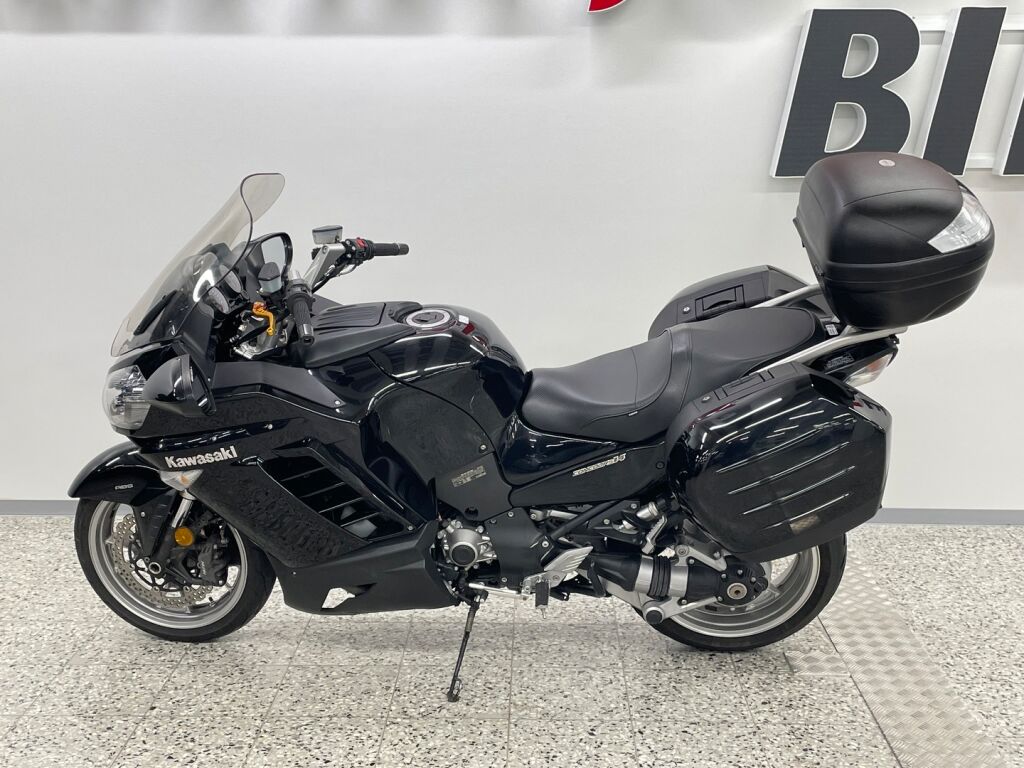 Kawasaki GTR 2009 Musta