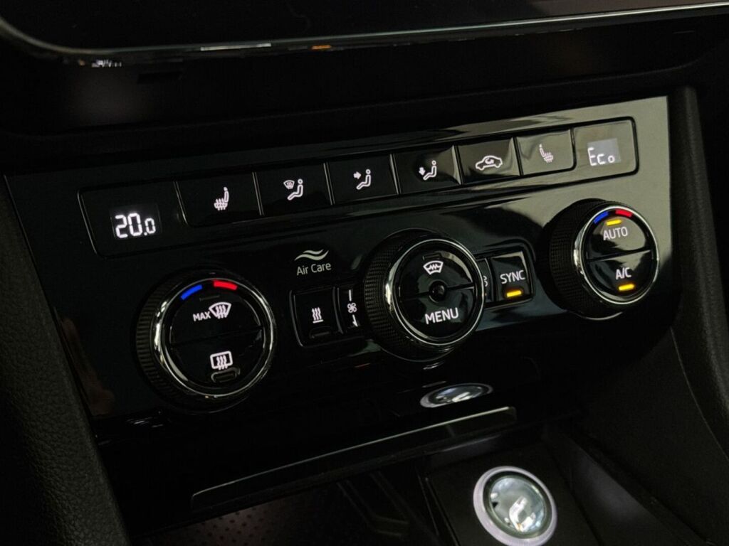 Skoda SUPERB 2022 Musta