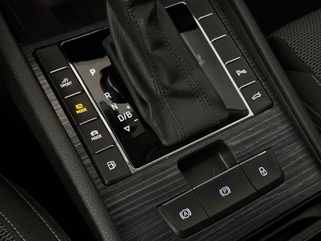 Skoda SUPERB 2022 Musta
