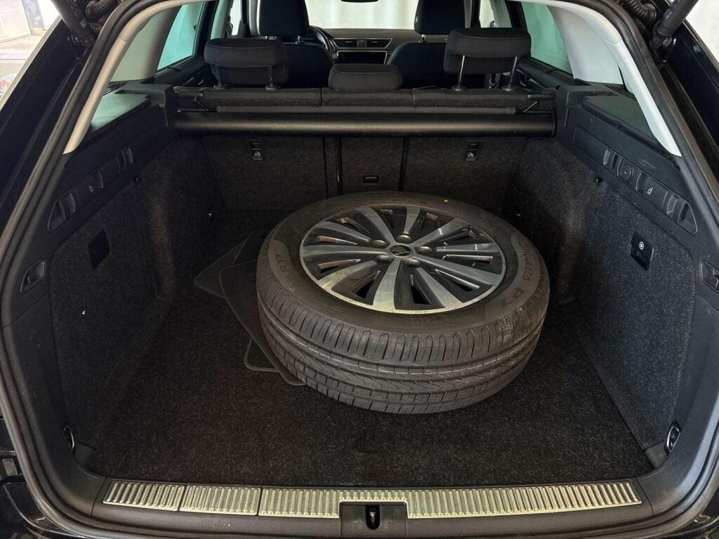 Skoda SUPERB 2022 Musta