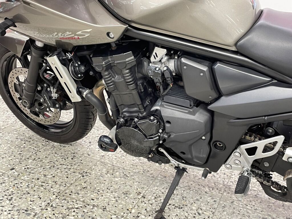 Suzuki GSF 2012 
