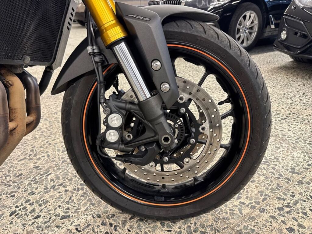 Yamaha MT-09 2015 Harmaa