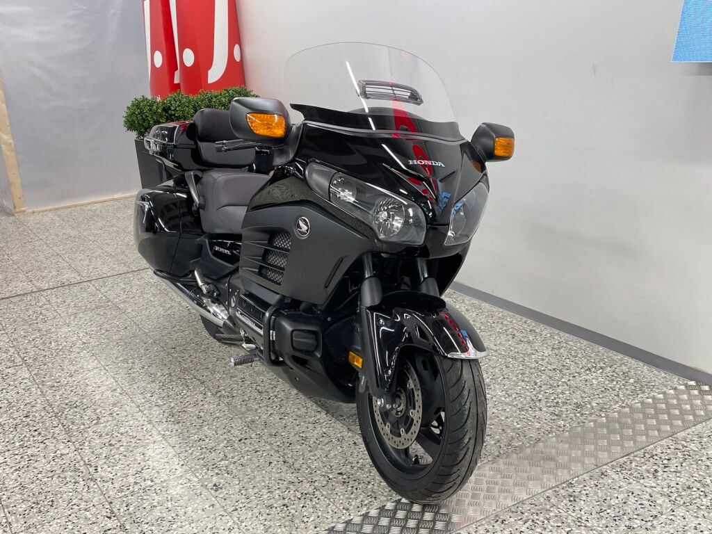 Honda GL 2013 Musta