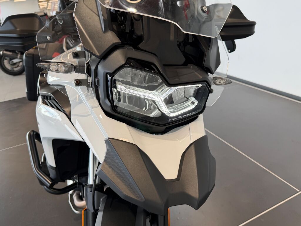 BMW F 2020 Valkoinen
