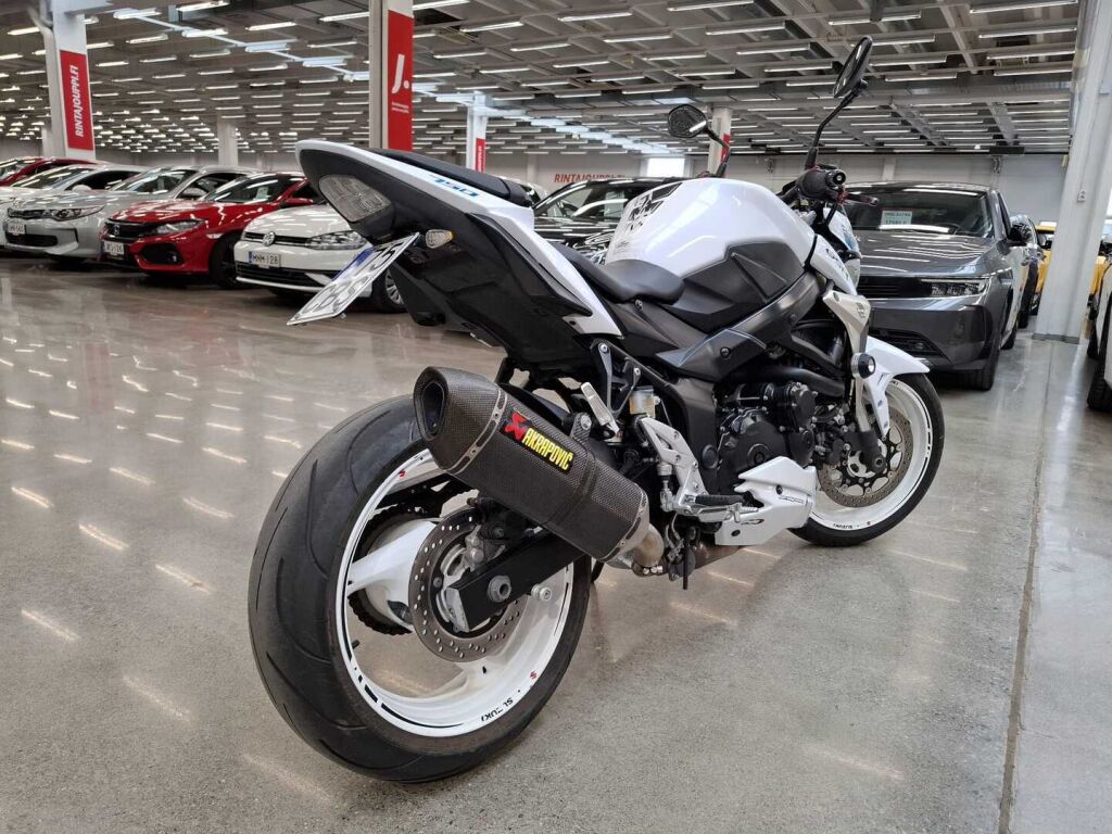 Suzuki GSR 2011 