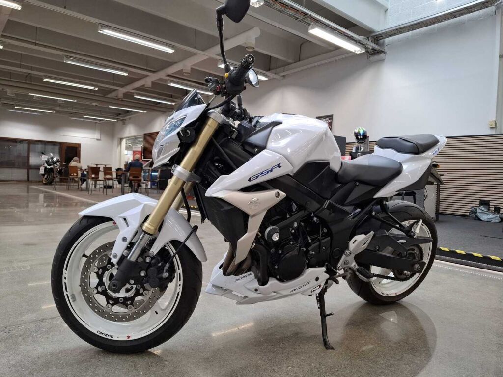 Suzuki GSR 2011 