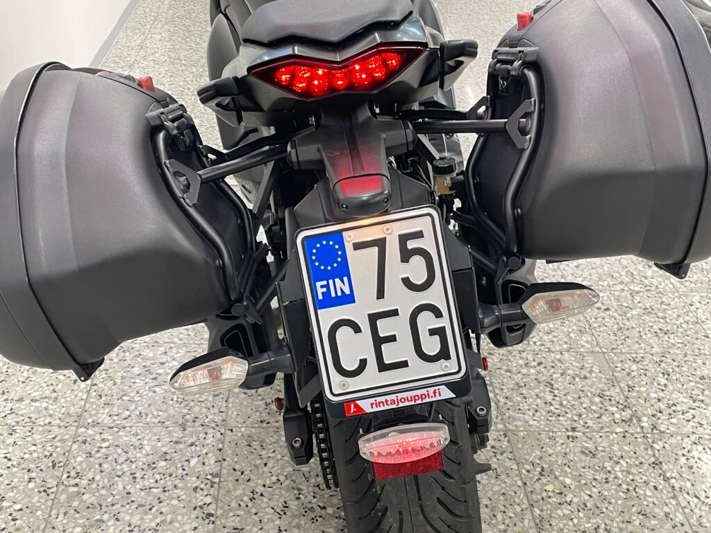 Kawasaki Z 2013 Musta