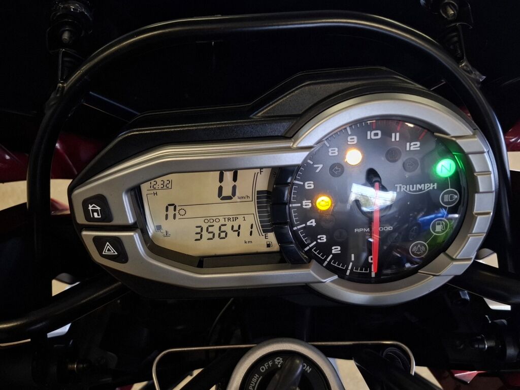 Triumph Tiger 2015 Punainen