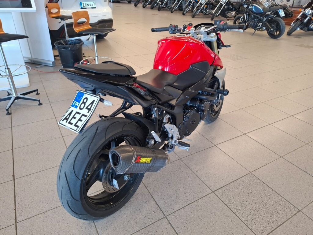Suzuki GSR 2011 