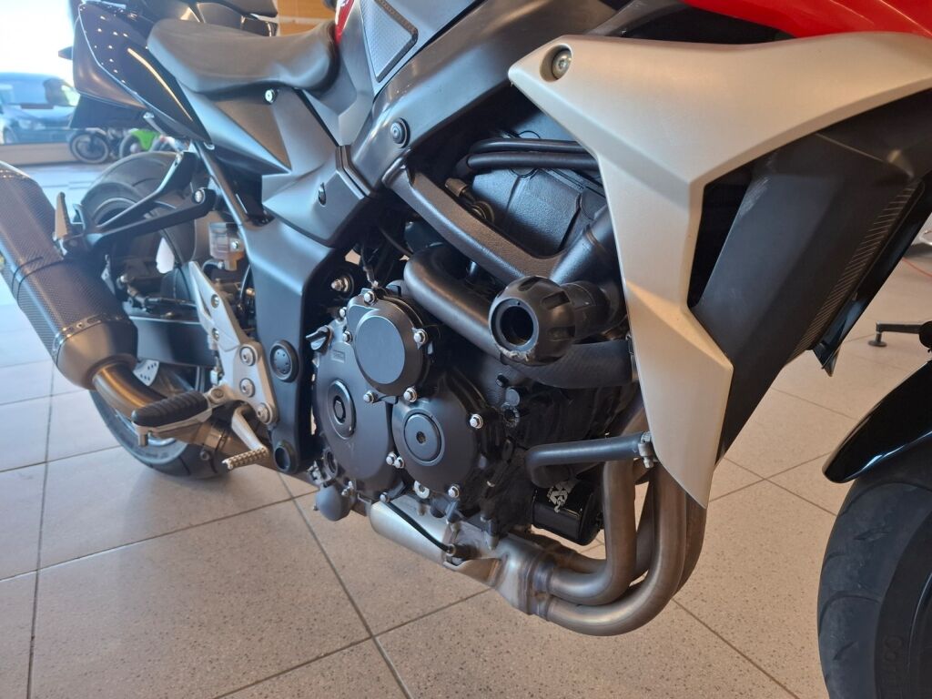 Suzuki GSR 2011 