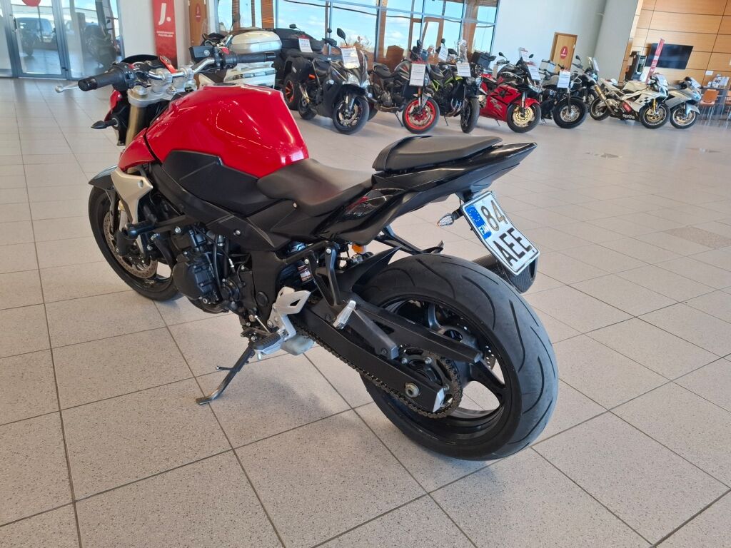 Suzuki GSR 2011 