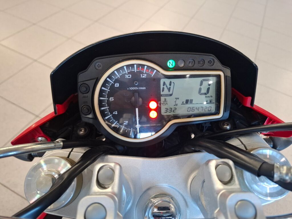 Suzuki GSR 2011 