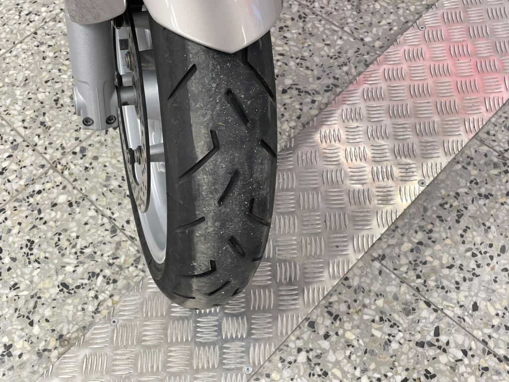 BMW F 2009 Keltainen