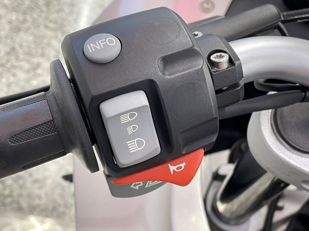 BMW F 2009 Keltainen