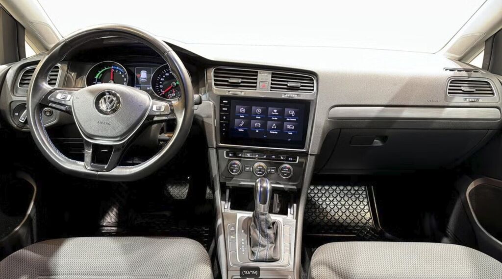 Volkswagen Golf 2019 Valkoinen