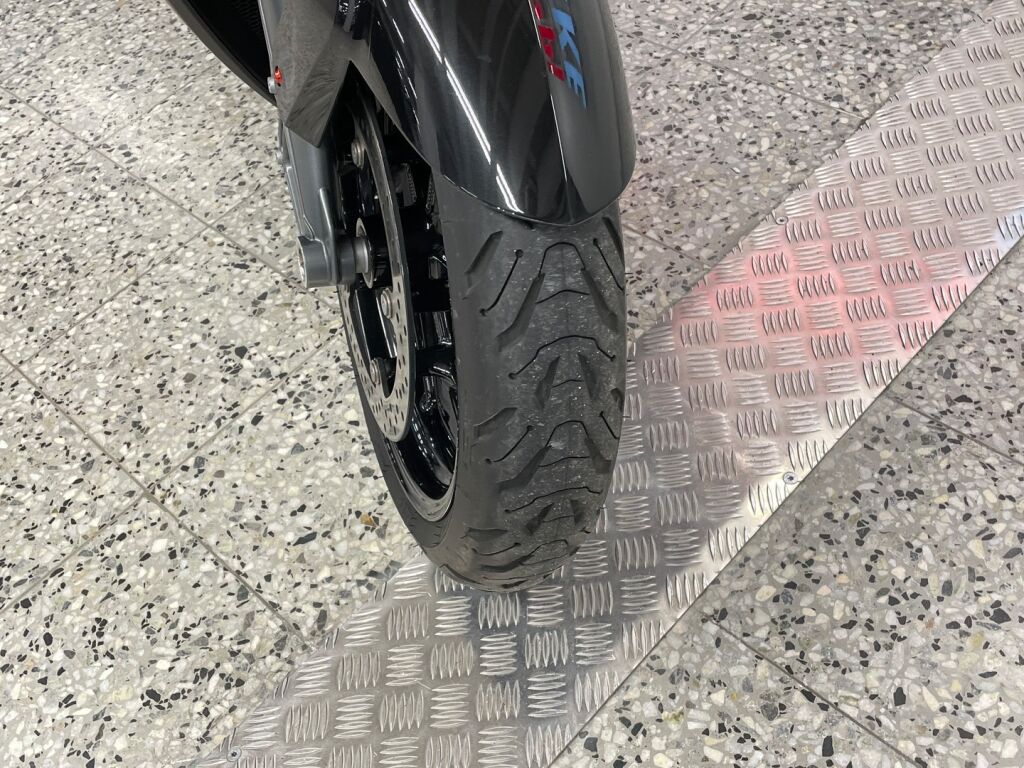 BMW K 2010 moniväri
