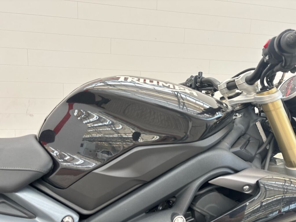 Triumph STREET TRIPLE 2015 