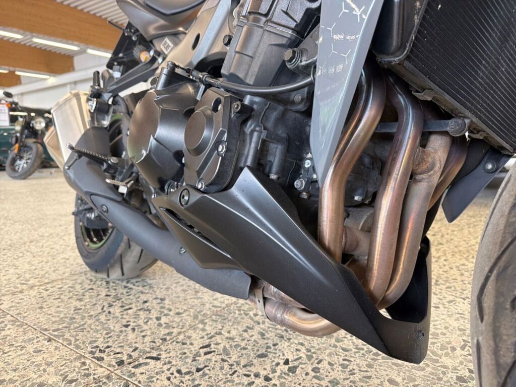 Kawasaki Z 2021 Musta