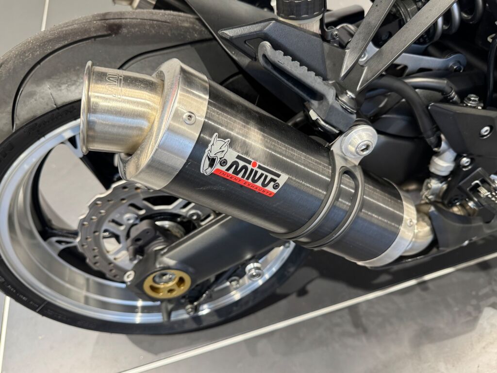 Kawasaki Z 2010 Musta