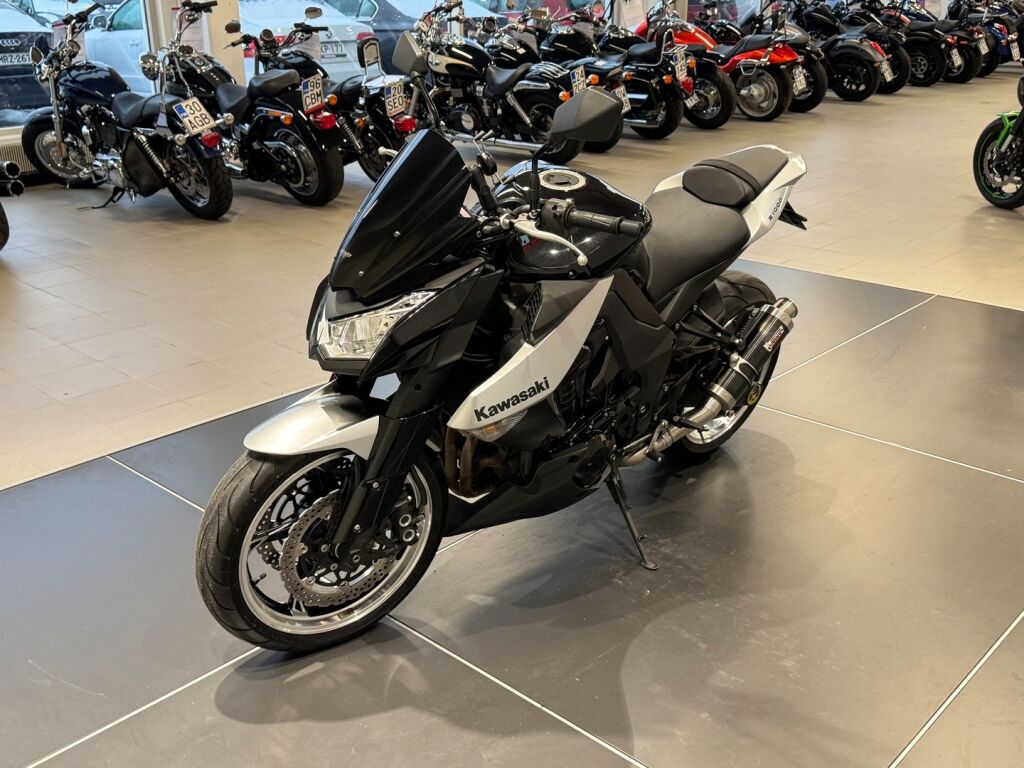 Kawasaki Z 2010 Musta