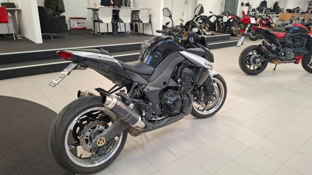 Kawasaki Z 2010 Musta