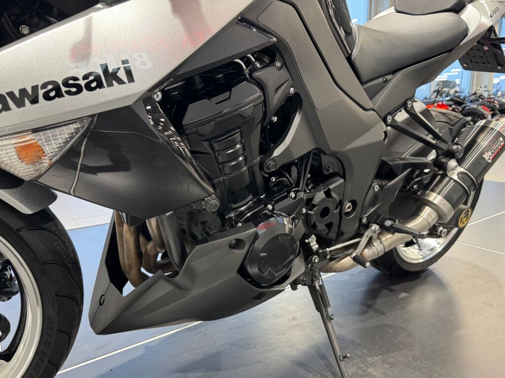 Kawasaki Z 2010 Musta