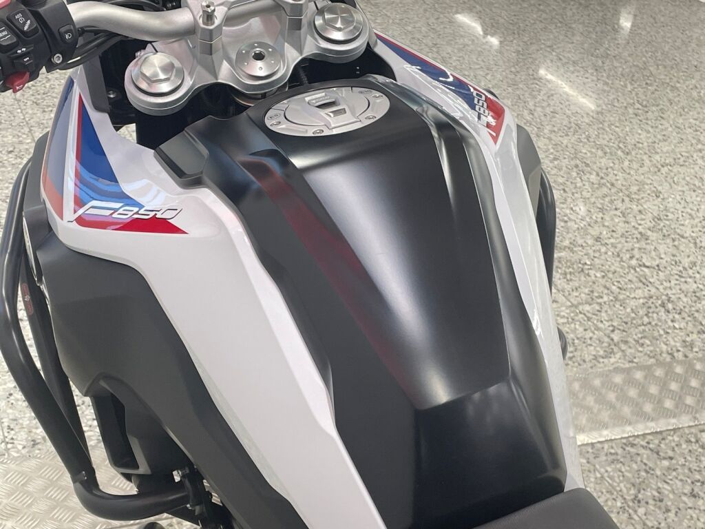 BMW F 2020 Valkoinen