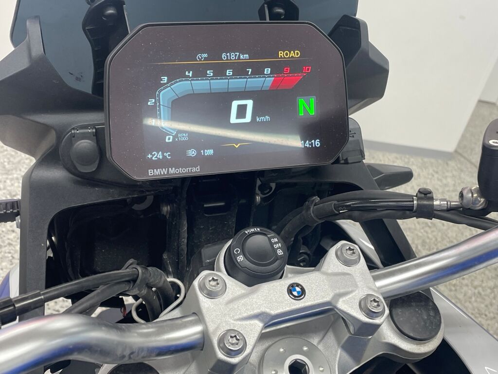 BMW F 2023 moniväri