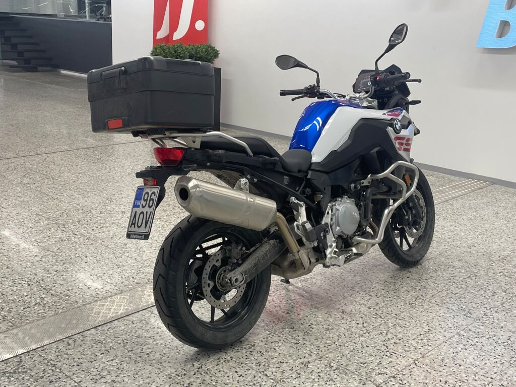 BMW F 2023 moniväri
