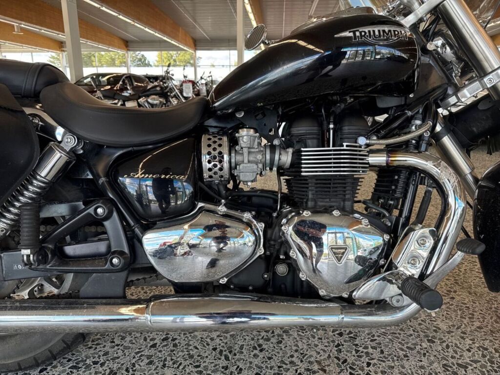 Triumph AMERICA 2010 Musta