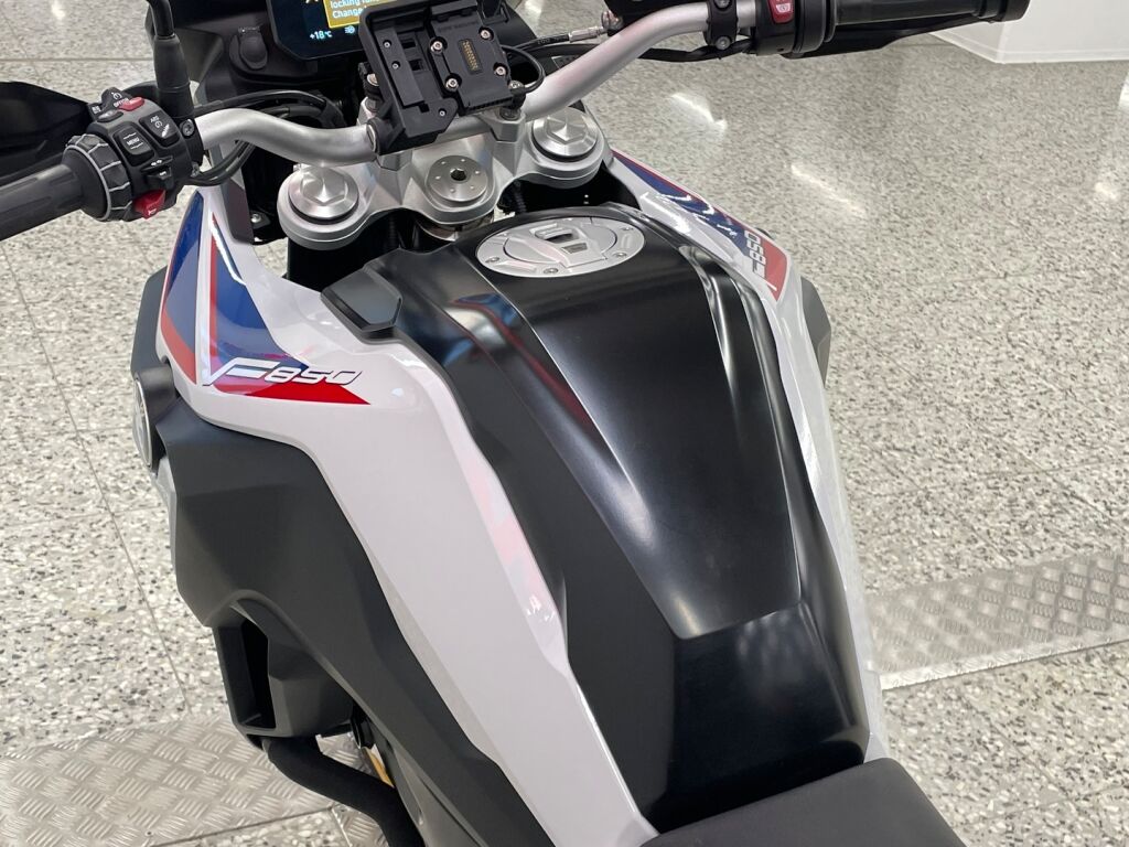 BMW F 2020 Valkoinen