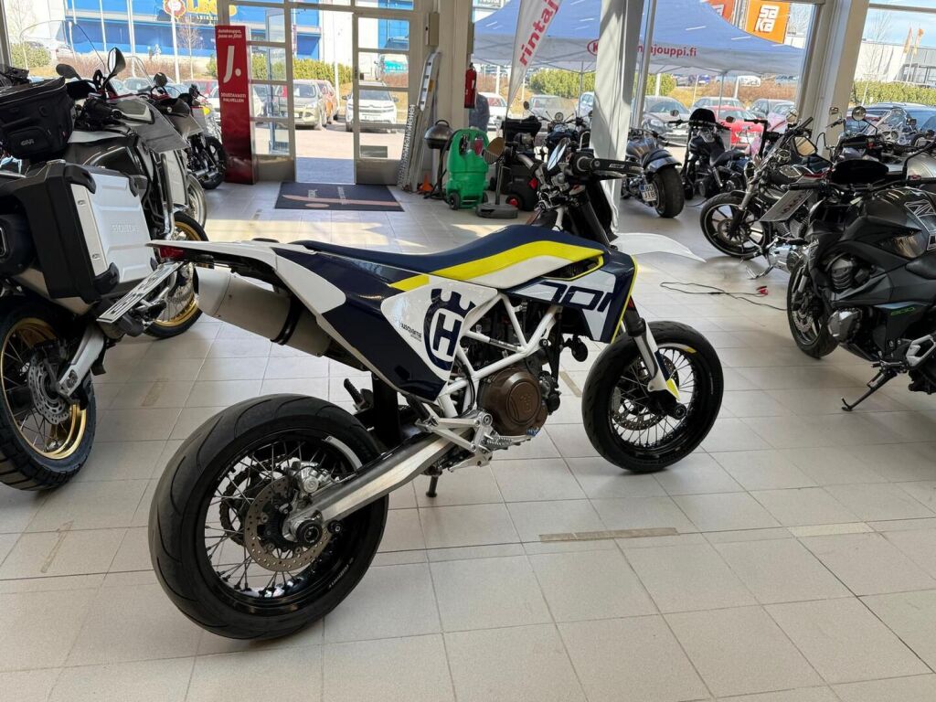 Husqvarna 701 2016 moniväri