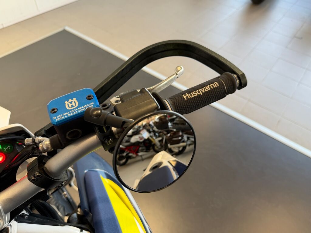 Husqvarna 701 2016 moniväri
