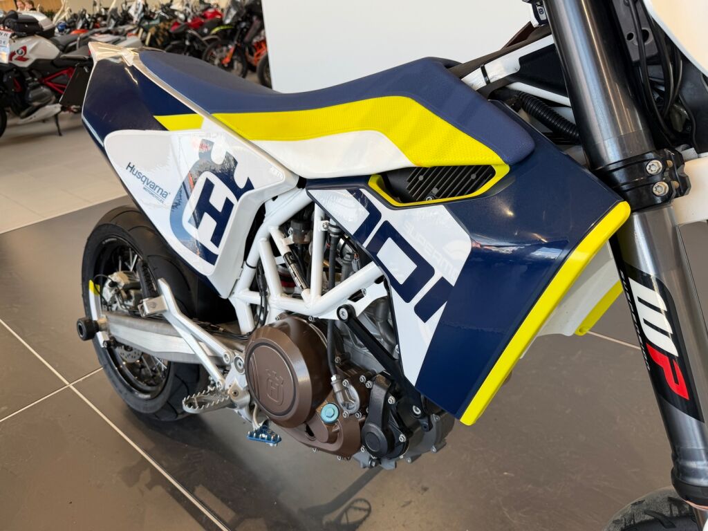 Husqvarna 701 2016 moniväri