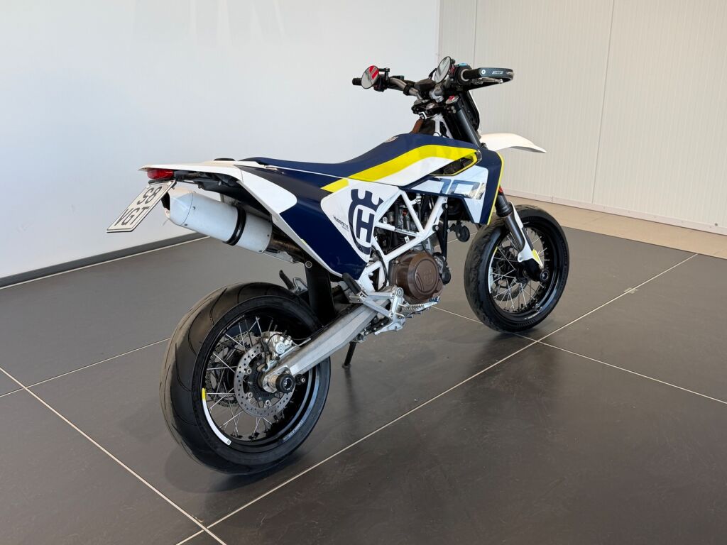 Husqvarna 701 2016 moniväri