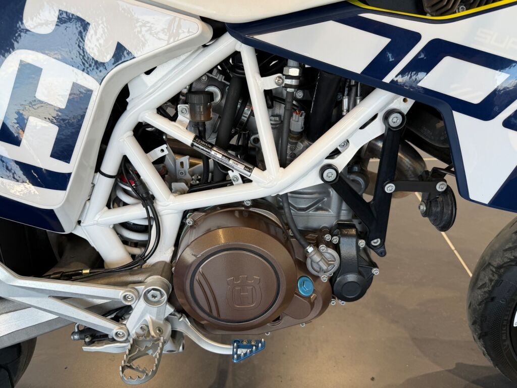 Husqvarna 701 2016 moniväri