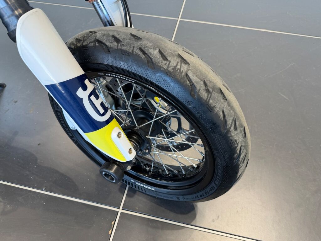 Husqvarna 701 2016 moniväri