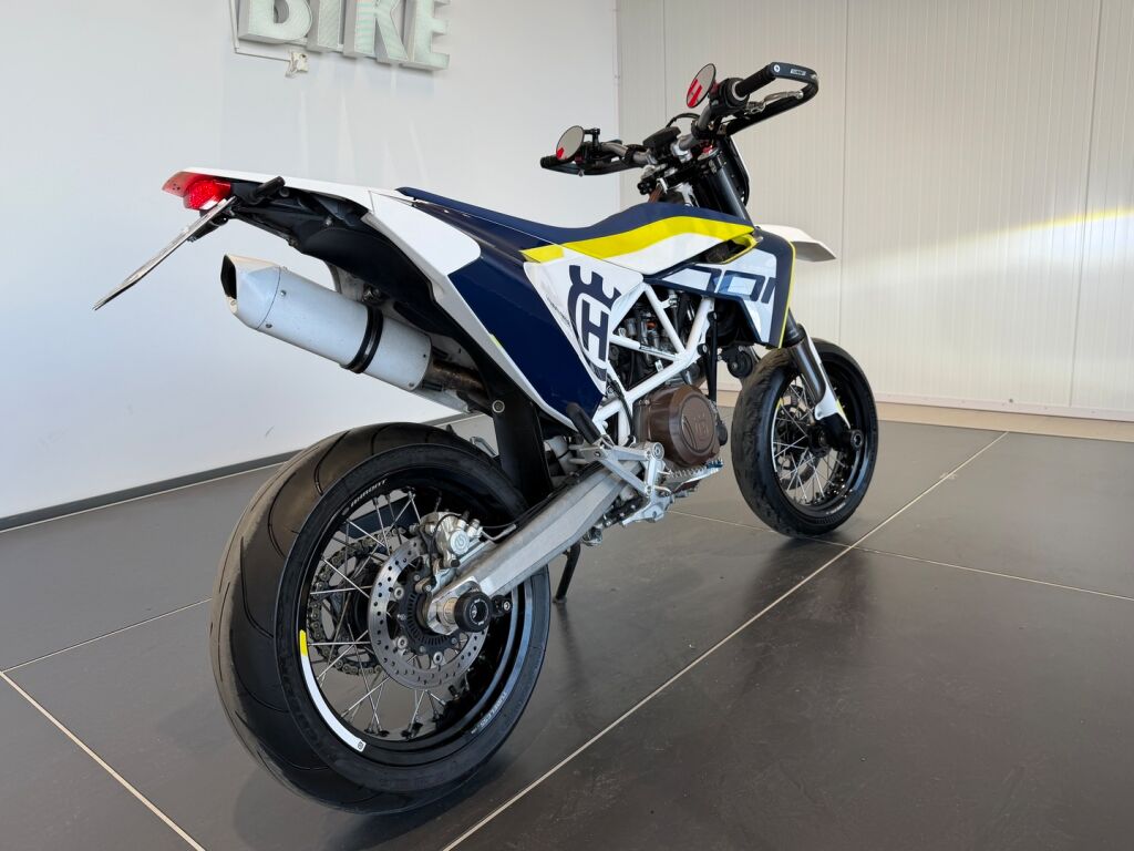 Husqvarna 701 2016 moniväri