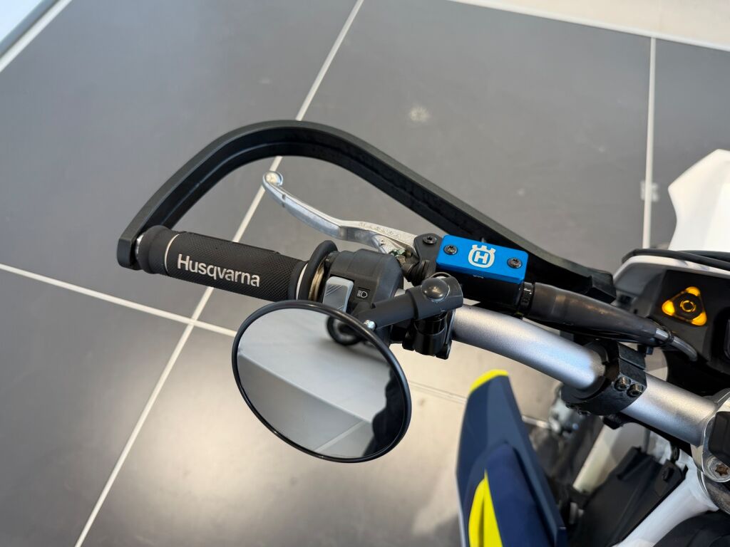 Husqvarna 701 2016 moniväri