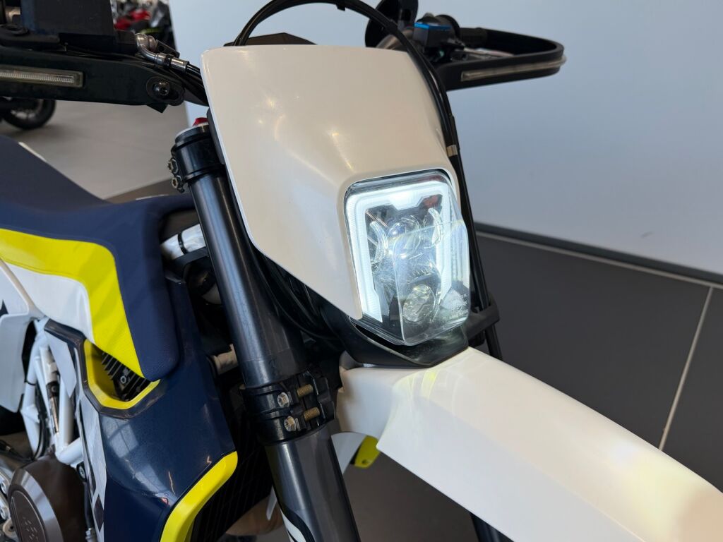 Husqvarna 701 2016 moniväri