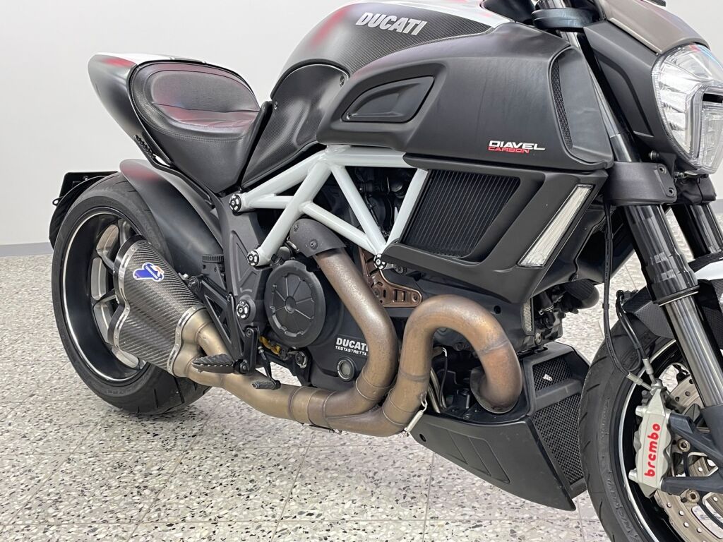 Ducati DIAVEL 2014 Musta