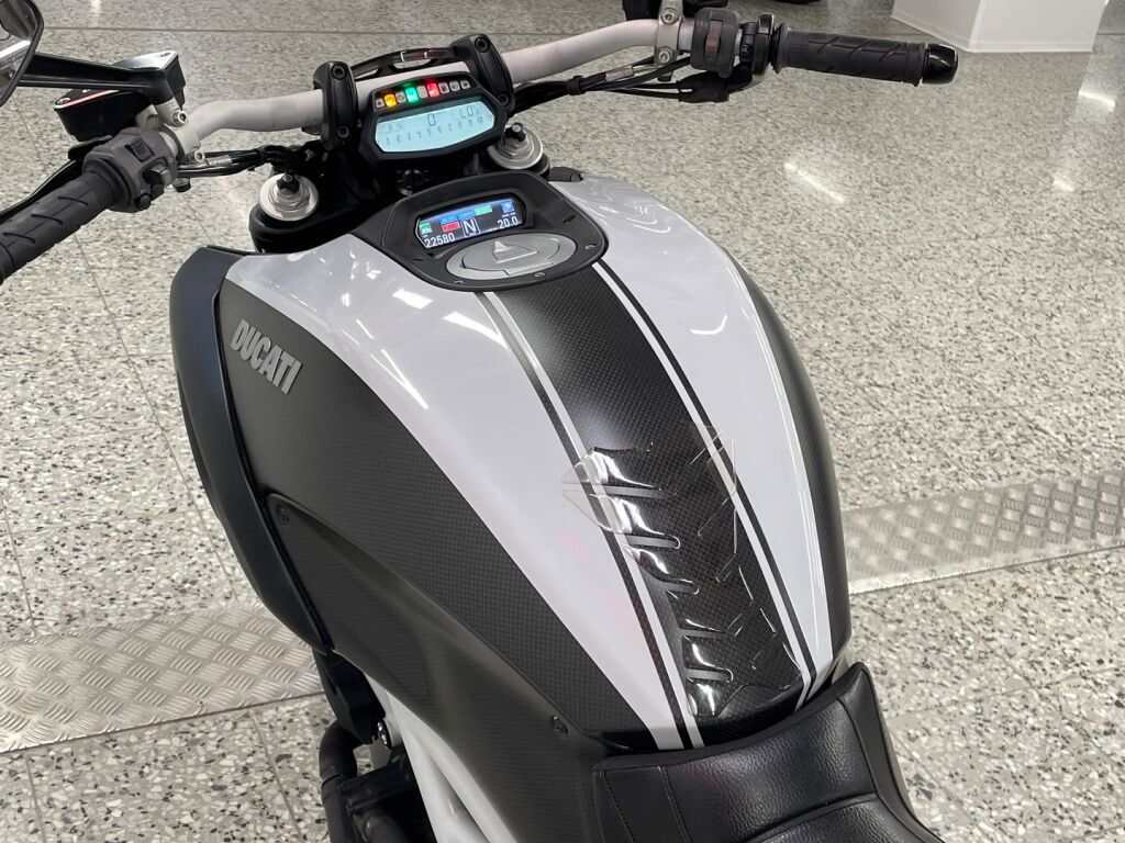 Ducati DIAVEL 2014 Musta