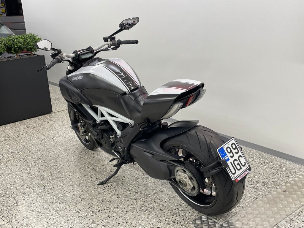 Ducati DIAVEL 2014 Musta