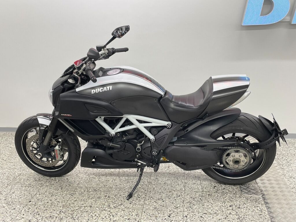 Ducati DIAVEL 2014 Musta