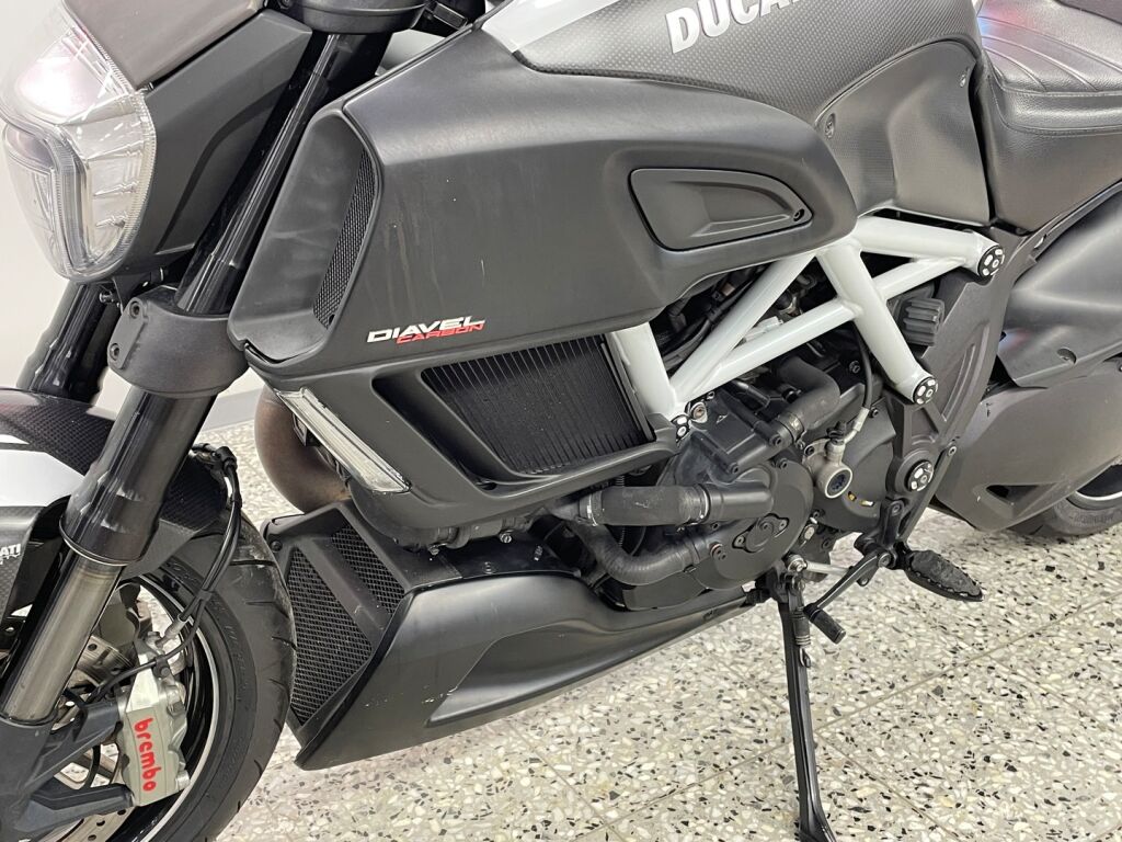Ducati DIAVEL 2014 Musta