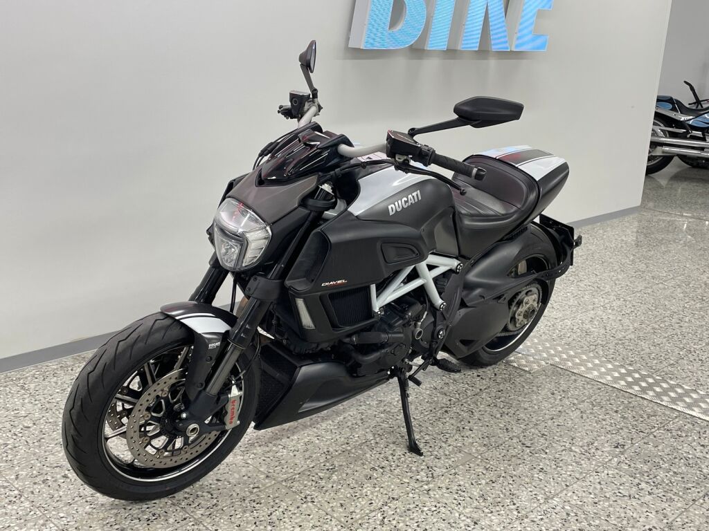 Ducati DIAVEL 2014 Musta