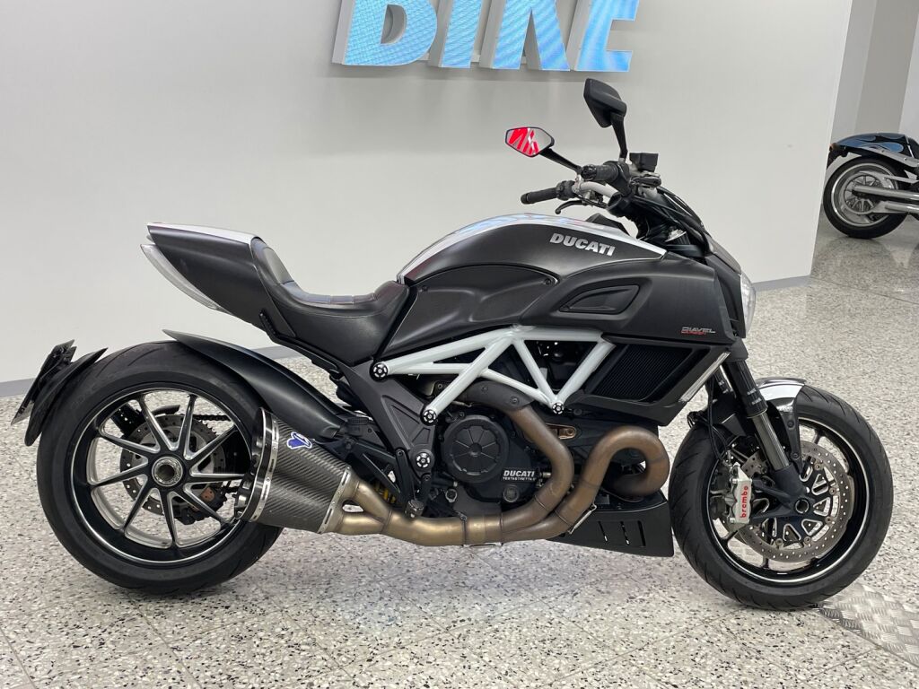 Ducati DIAVEL 2014 Musta