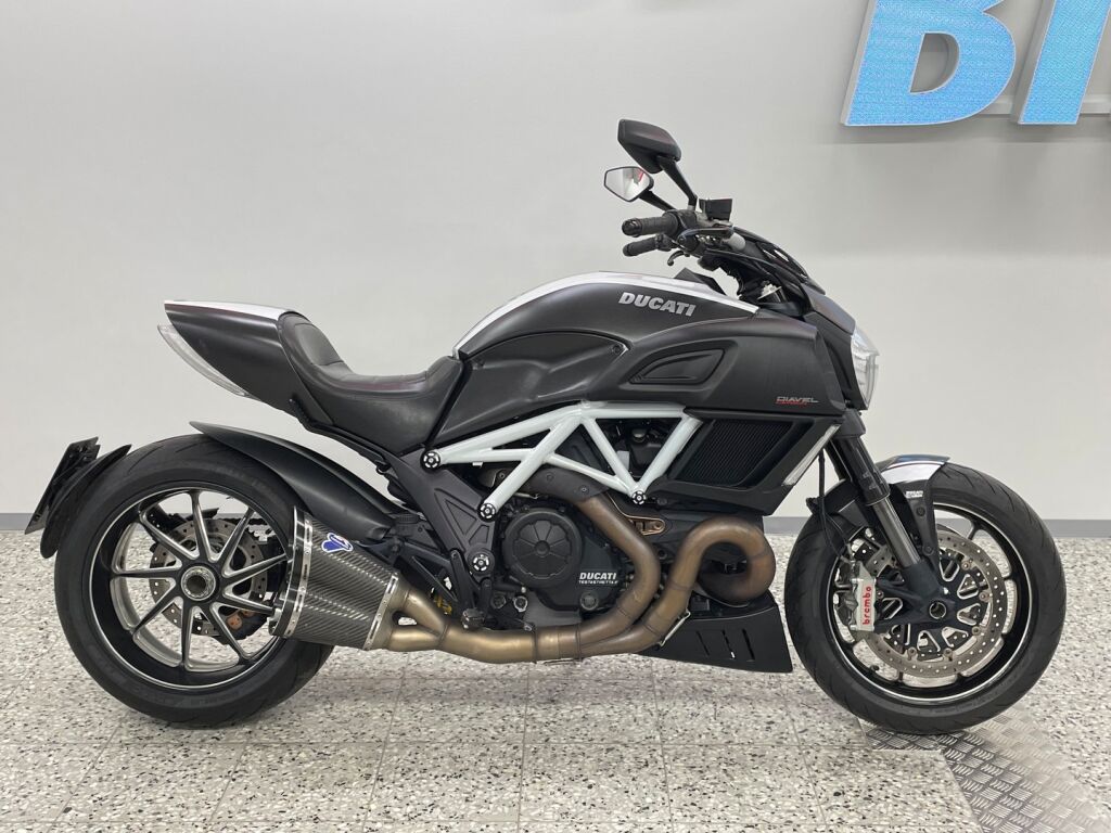 Ducati DIAVEL 2014 Musta
