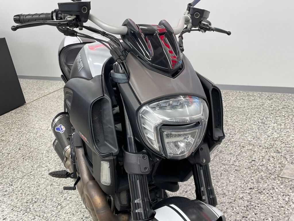 Ducati DIAVEL 2014 Musta
