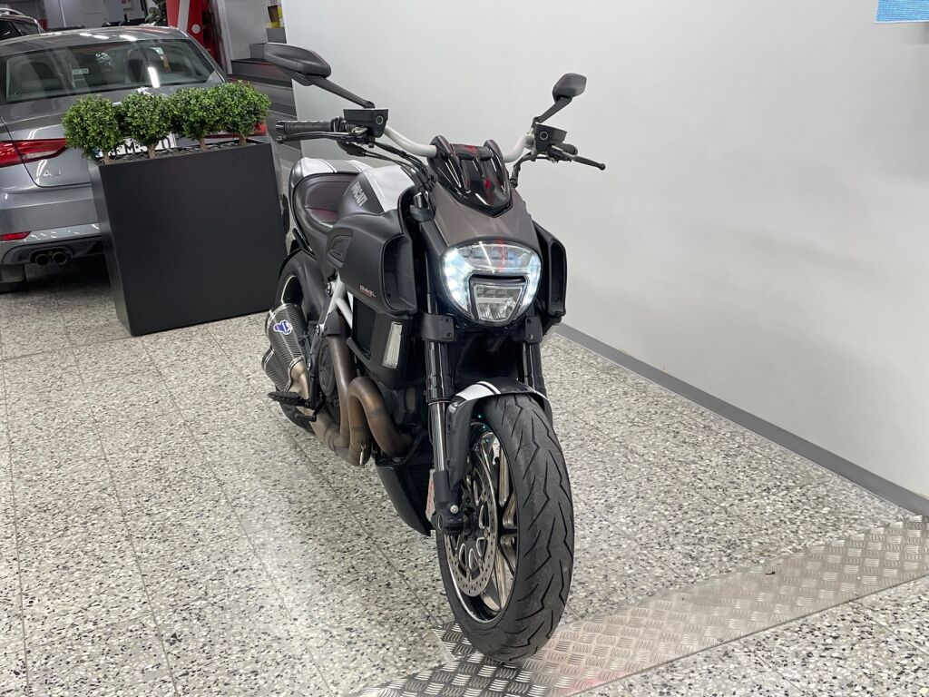 Ducati DIAVEL 2014 Musta